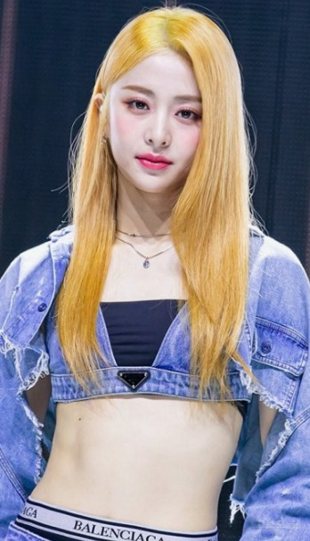 "존예인데 왜 산으로 갔지"…르세라핌 허윤진 공항룩, 원색 조합 두고 갑론을박