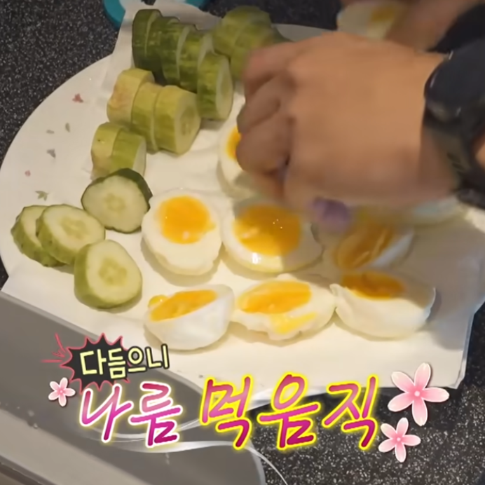 삶은 계란 질린 다이어터라면… 샤이니 민호가 먹는 방식 보니 "이 조합" 달랐다