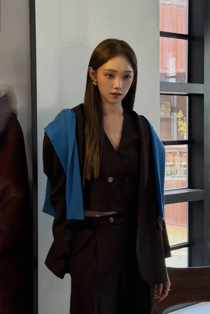 이성경 파리 패션: 가을 수트룩으로 완성한 시크한 매력