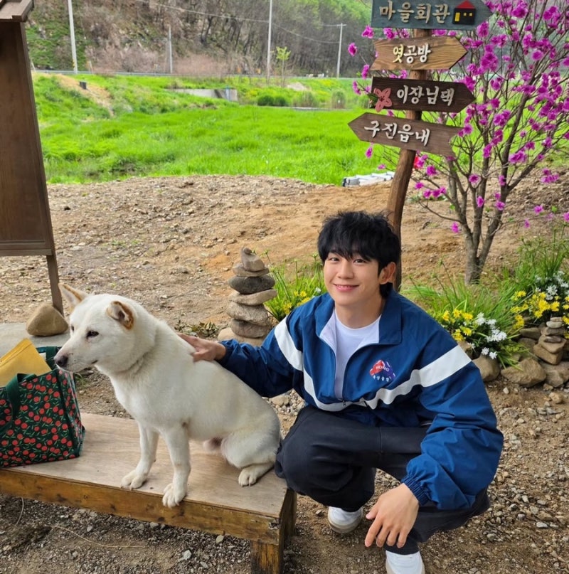 Jung Hae-in Cast While Walking the Streets of New York