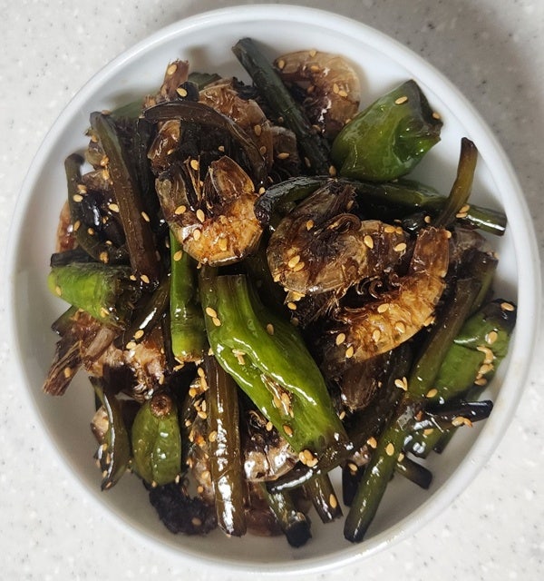 오늘 저녁 집 반찬, "꽈리고추 마늘종 건새우 볶음" 만들었어요.