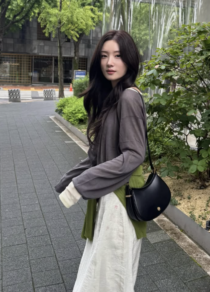“대체 뭘 입었길래?” 정채연 사복이 가을 분위기 제대로인 이유