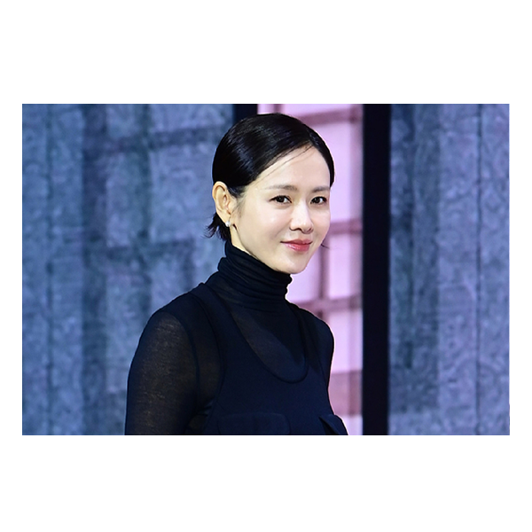 (패션이 아쉽단 말이지...) 오늘자 손예진 블랙 원피스 코디 무급 논란?ㅋ