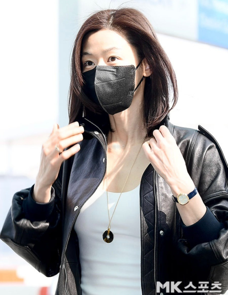 "I didn't wear makeup at the airport" The identity of the sneakers that became a hot topic in Jun Ji-hyun's bare-faced airport look