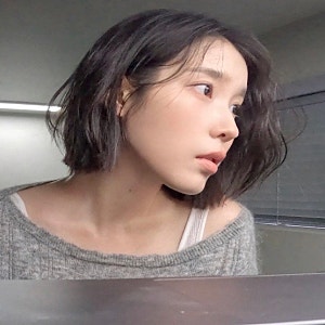 긴 머리보다 더 분위기 있다? 아이유 단발에서 눈에 들어온 포인트