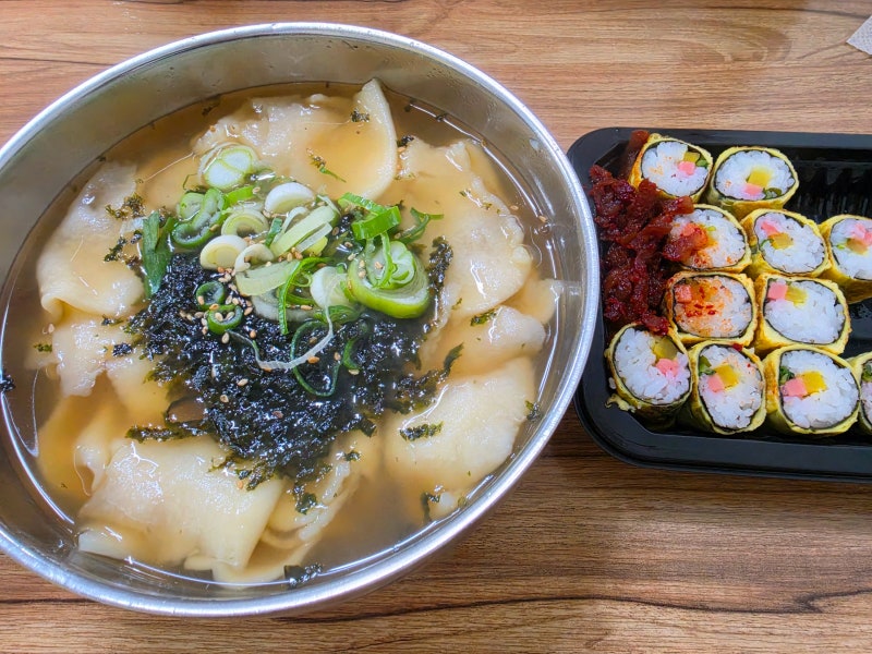 장아찌가 곁들여진 계란김밥 & 부들부들 수제비 맛집 용인중앙시장 봉천동진순자김밥, with ....
