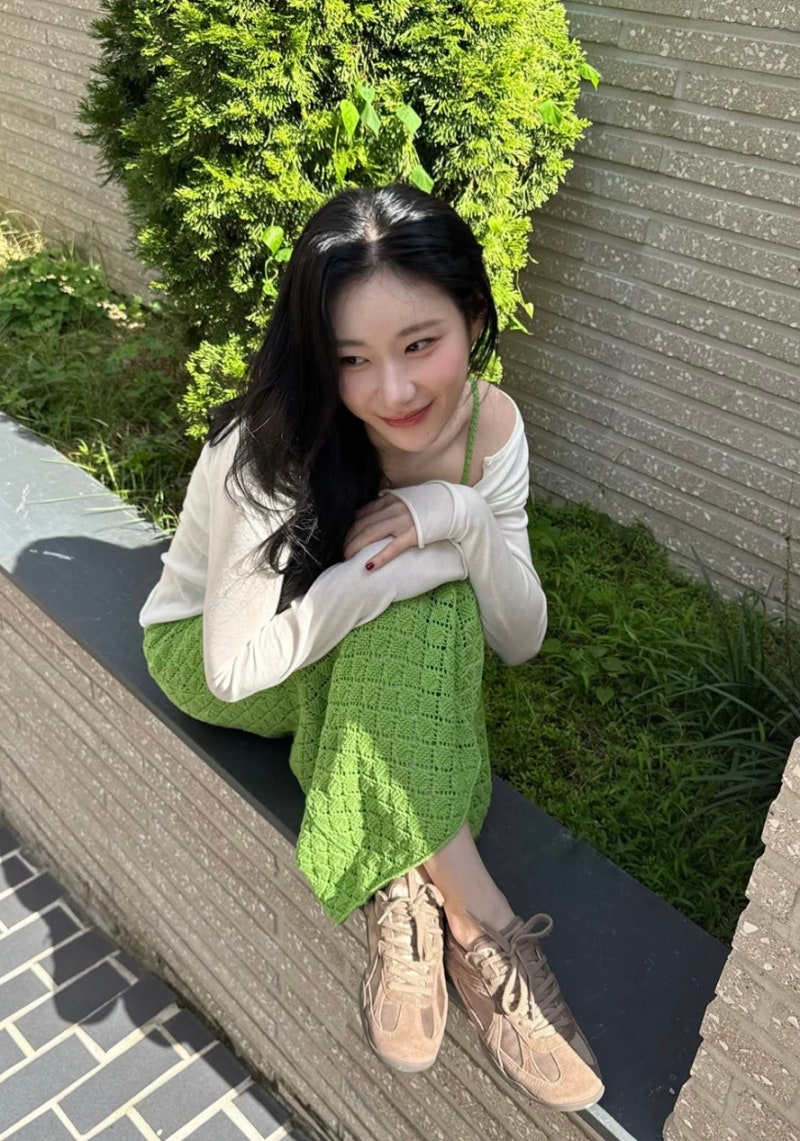 채령 인스타 니트 치마 운동화 정보 휠라 운동화 추천