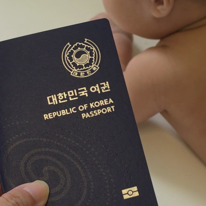 아기랑 해외여행 준비물 아기 여권 만들기 셀프 사진 촬영 & 발급 기간 옷 등 꿀팁 정리