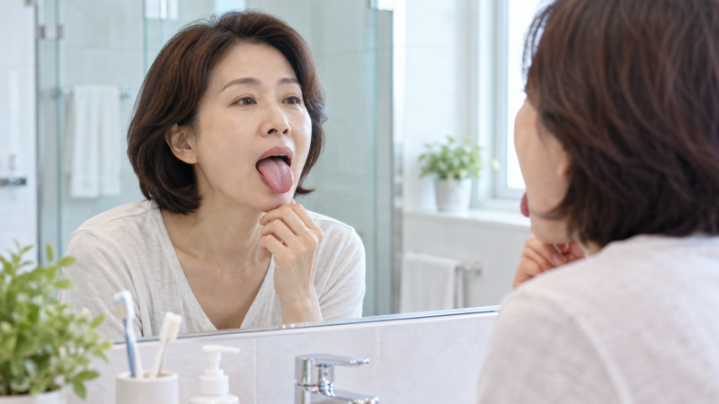 거울 속 혀 색이 평소와 다르다면? 병원 가야 하는 신호 정리