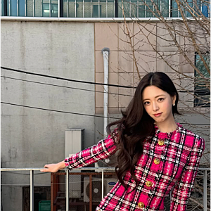 “인형 옷같은 500만원대 원피스”…있지 유나가 입은 핑크 트위드 어디 거길래?