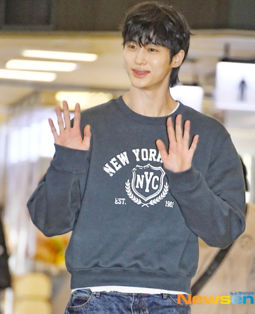 따라하기 좋은 변우석 맨투맨 코디