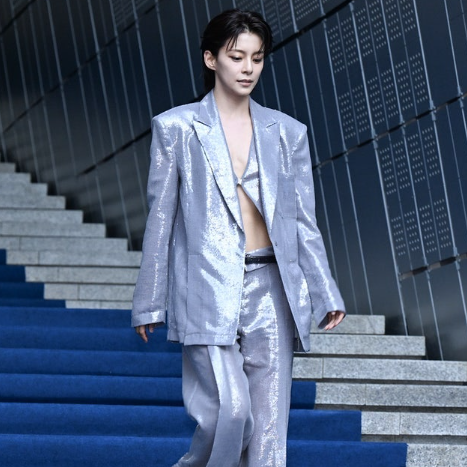"남자 아이돌인 줄 알았네" 은빛 수트 사이로 드러난 복근.. 정혜인의 미친 '잘생쁨' 비주얼