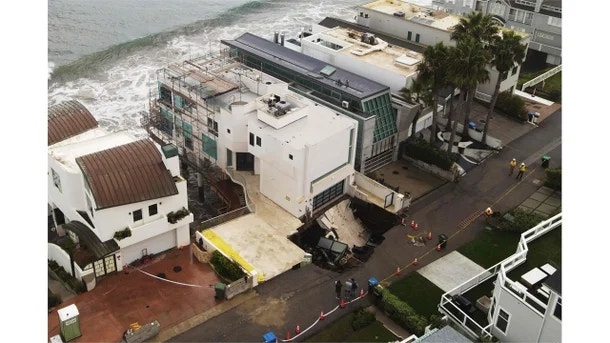 니콜라스 케이지 말리부 저택 앞이 무너졌다…거대한 싱크홀에 벌어진 일