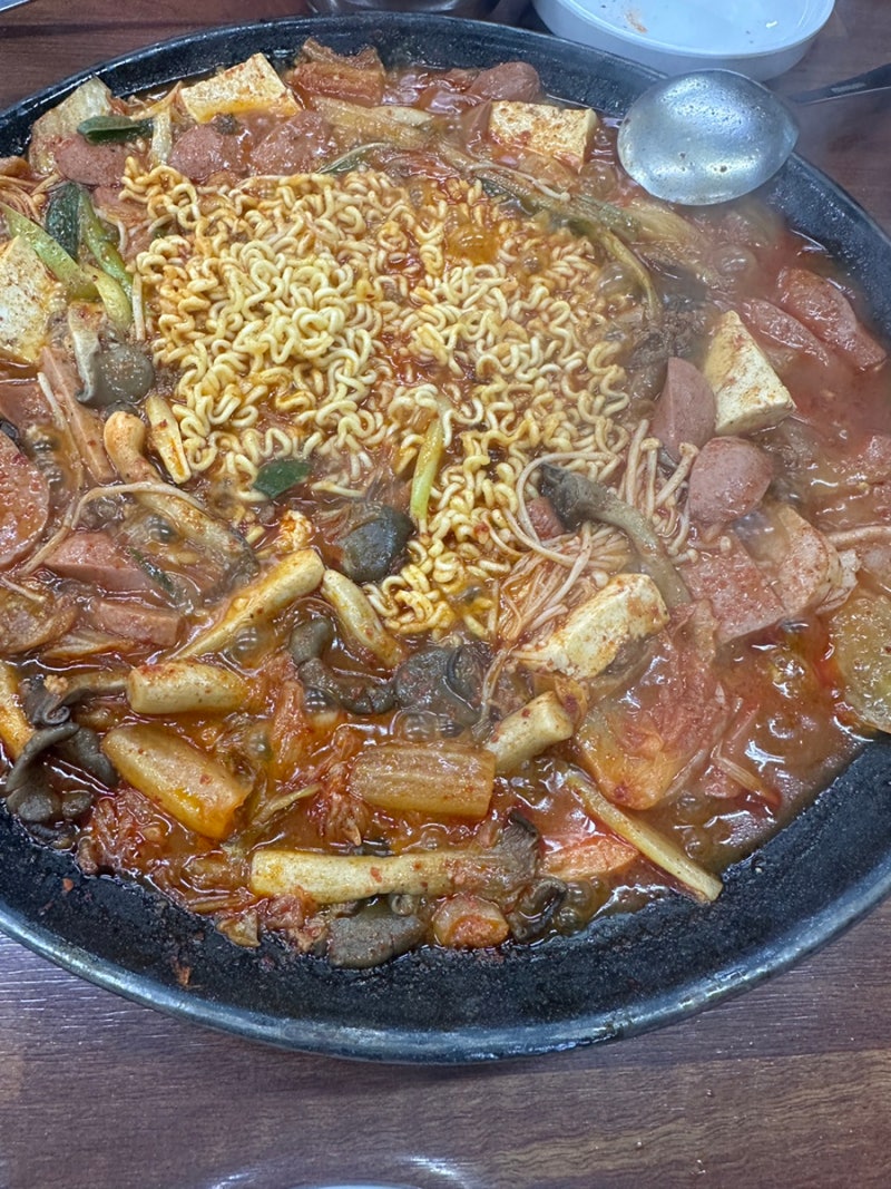 [의정부 맛집] 부대찌개 거리의 숨은 최강자, 텁텁함 1도 없이 얼큰칼칼한 국물 내공 '보영식....
