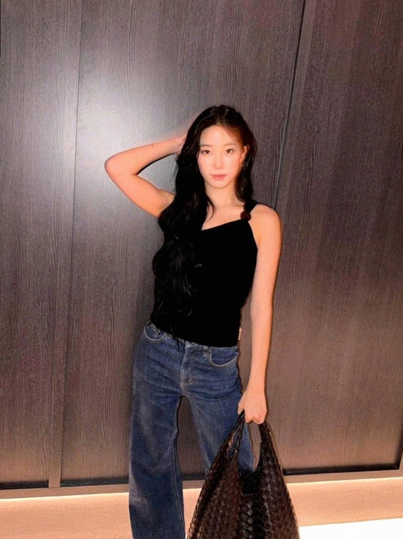 수지 닮은꼴 카즈하 사복 패션 기안장2 속 900만원대 명품백 믹스매치 정보
