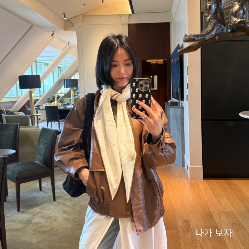 "단발병 유발자 컴백!" 송혜교, 브라운 레더 자켓+스카프 가을 패션 화제인 이유