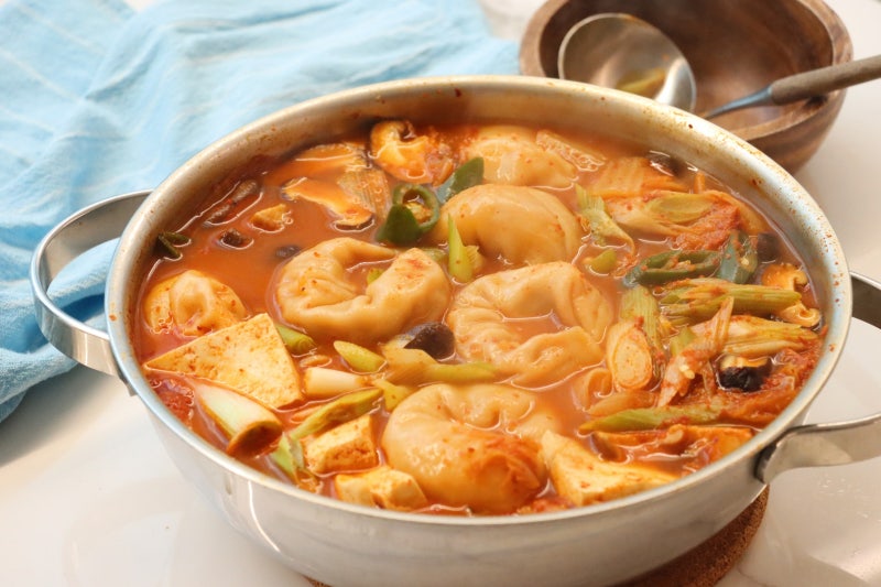 김치만두전골 레시피 김치국물 넣어 칼칼한 푸짐한 저녁 메뉴 추천