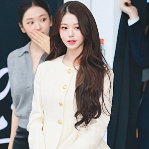 확바뀐 장원영 패션 역대급이었다…‘안녕즈 전시회’에서 드러난 진짜 추구미