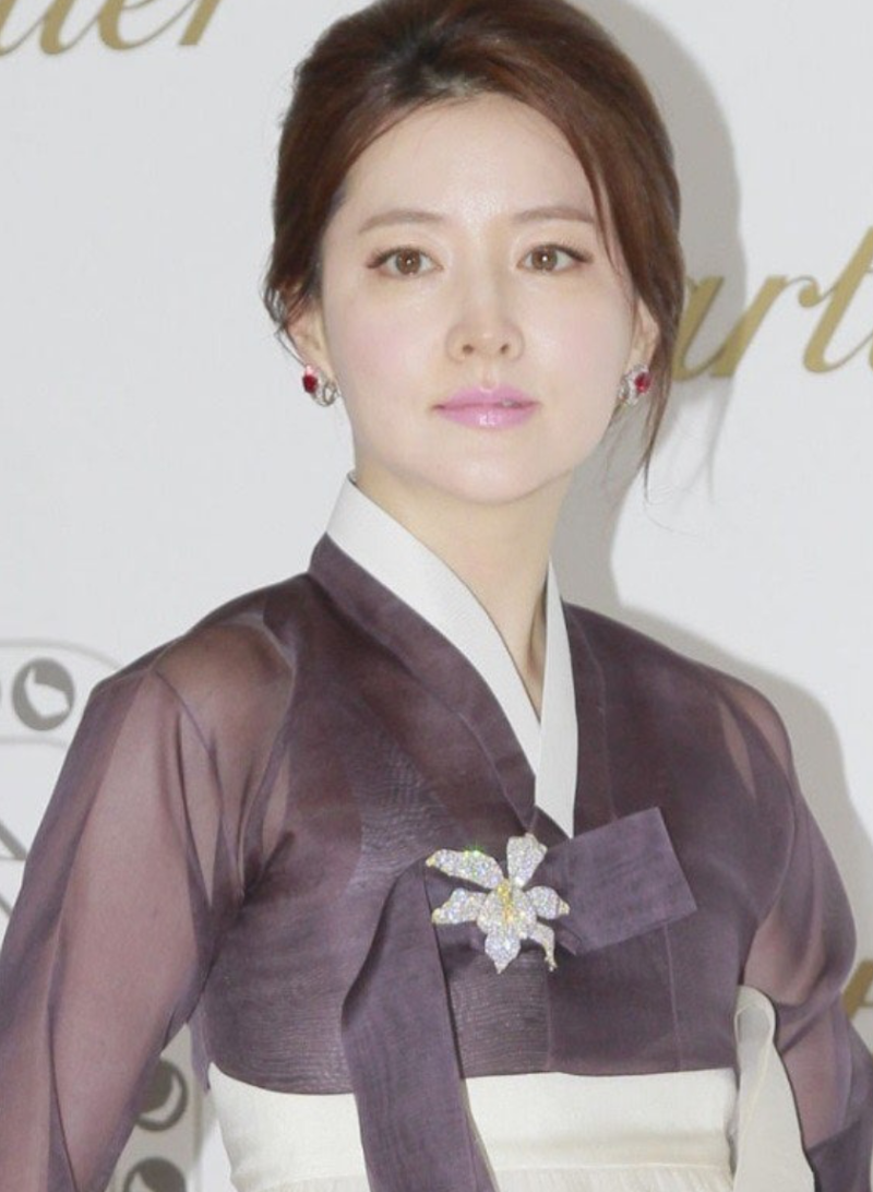 “12년 전 사진 맞아?” 43세 이영애, 한복에 까르띠에 걸쳤더니 지금 봐도 ‘감탄’