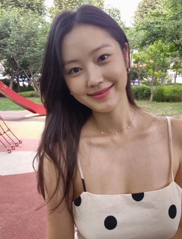 "교복 입고 방송 한 번 출연했는데 결국 배우가 됐다" 최리, 급하게 입은 듯한 화이트 니트룩....