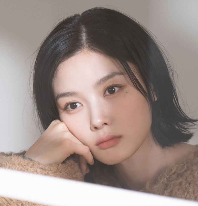 Going Short Again at 26? Kim Yoo-jung's Chin-Length Black Hair and How to Style a Bob C-Curl with a Curling Iron