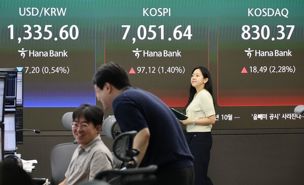 원달러 환율 1330원대 진입, 23개월 만에 최저인 이유와 지금 환전해도 될지