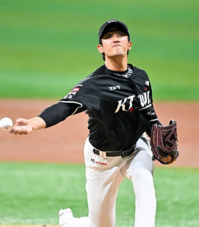 “이게 우승투수” KT 고영표 완벽투 비밀 공개! 7이닝 무실점에 김현수 결승포, 0.5경기 차는 ....