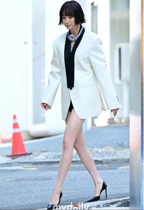 [MD포토] 이나영 '하의실종 파격 패션'