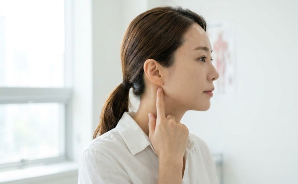 급성 편도염 증상과 원인, 편도염 목 통증, 침 삼킬 때 귀 통증 원인