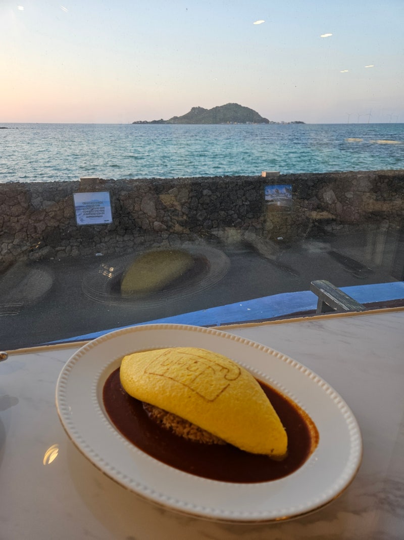 제주 협재 금능 오션뷰 맛집 둘레길 협재금능점 흑돼지 오믈렛 가츠산도 후기