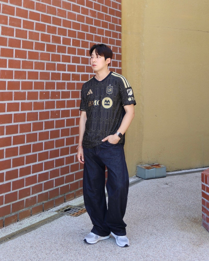 “축구장에서만 입기엔 아깝다” 손흥민 LAFC 유니폼으로 완성한 데일리룩 여름코디