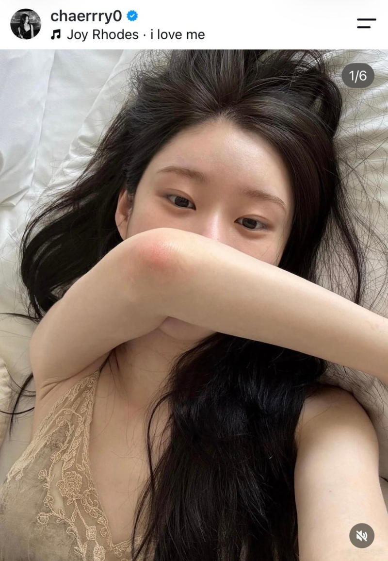 "코끝에 가을이" 한마디에 폭발한 반응…ITZY 채령, 버건디 니트 하나로 완성한 비율