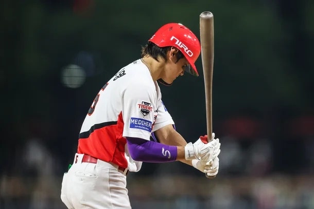 40홈런 달성 직후 악재…KIA 김도영, 경기 중 얼굴 부상으로 교체
