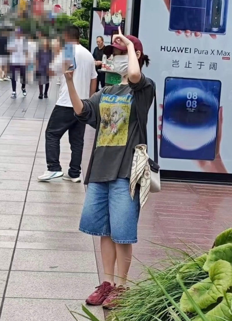 다들 의외라 믿지 못했던.. 아이유 상하이 여행룩 패션