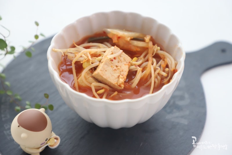 김치콩나물국 레시피 얼큰 김치콩나물국 끓이는법 칼갈한 국물요리 두부김치국