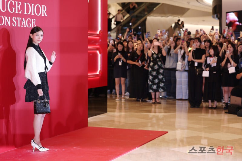 뉴진스 해린, 돌아오자마자 '인형 비주얼'…첫 공식석상 빛낸 디올 룩