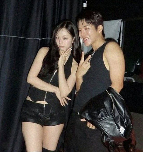 혜리 뱃살 논란, 홍콩 무대 올블랙 패션의 사이다 결말
