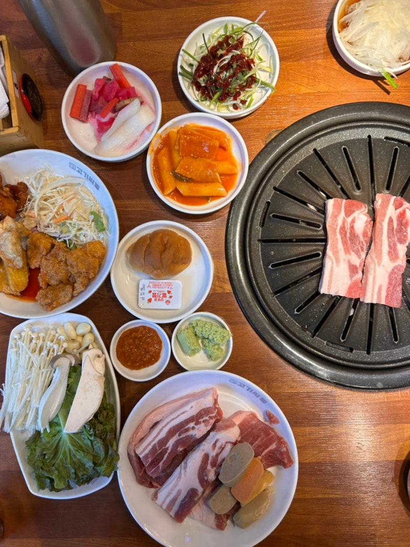 발산역 고기집 무한리필 맛집 | 고기싸롱 발산역점 | 삼겹살 양념구이 닭갈비 가격 주차 혼밥