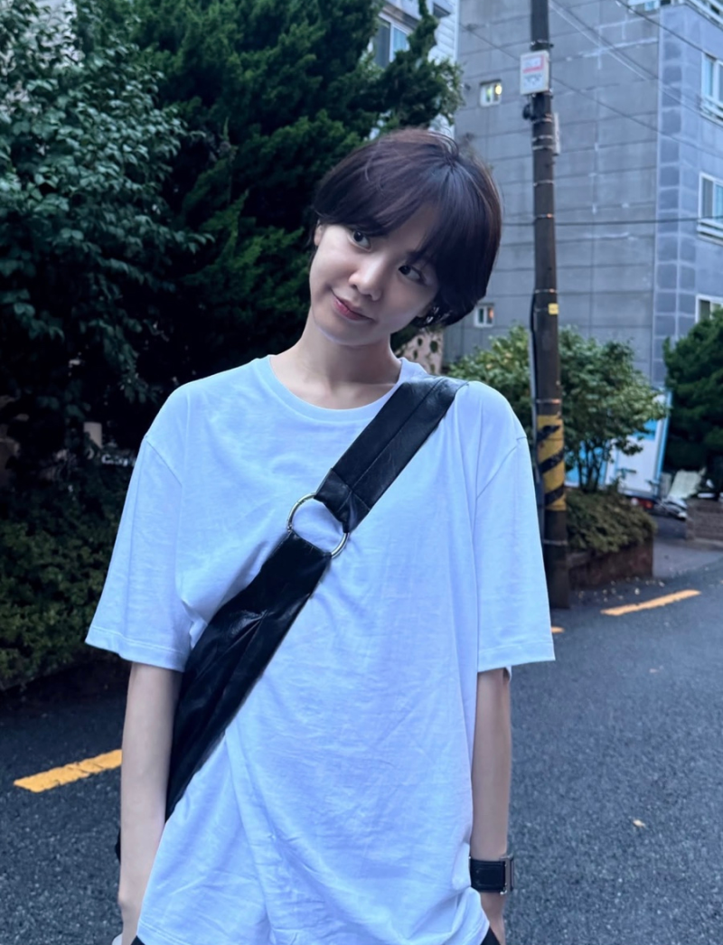 “이렇게까지 잘생겨진다고?” 한지은 숏컷 변신 후 사복패션까지 확 달라졌다