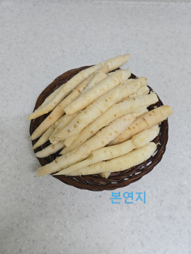 더덕 껍질 까는 법 더덕을 끓는 물에 데쳐서 껍질 쉽게 까는 법 더덕 손질 쉬워요