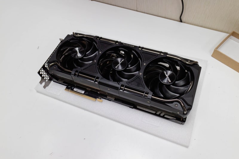 중고나라에서 구매한 RTX 4090 그래픽카드, GPU-Z로 확인해보니 PCIe 4.0 x8로 인식되었습니다