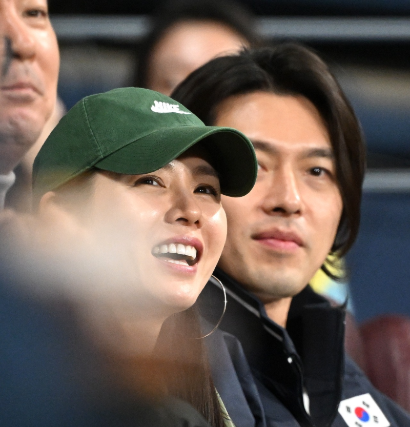 44-year-old Son Ye-jin and Hyun Bin, family's recent whereabouts caught in Tokyo... A small hand tucked into mom's sleeve