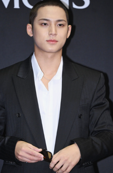 “내일 입대 앞두고 머리 밀었다” 세븐틴 민규, 반삭으로 공개한 마지막 근황