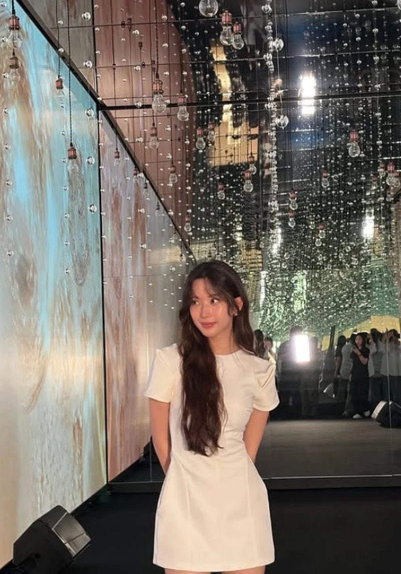 문가영 반팔 화이트원피스 명품인 줄 알았는데? 자라 제품 의외의 가격에 더 놀랐다