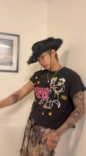 박재범 양손에 들린 그것, 미국 공연 대기실에서 무슨 일이