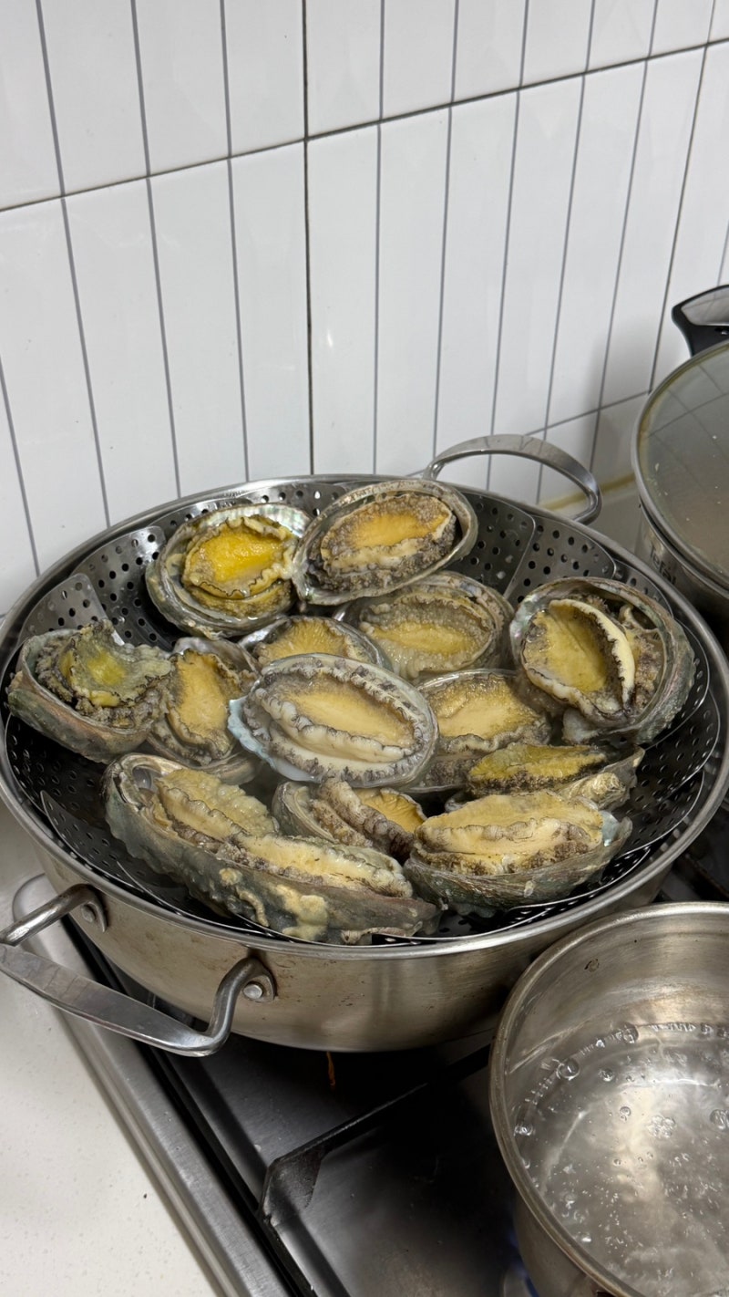 완도산 활 전복 찜 한 번 삶아두면 아기 몇 달 반찬 걱정 끝! 손질과 냉동 소분 비결