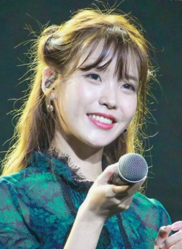 “설마 아이유겠어?” 아이유, 중국 길거리 인기 실감 상하이 난징둥루에서 벌어진 순간