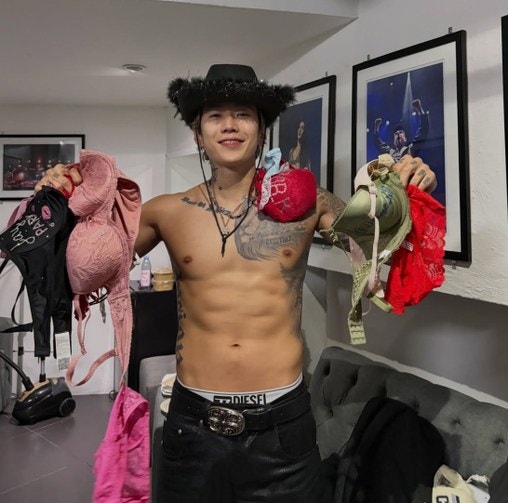 박재범이 미국 대기실에서 브래지어를 든 진짜 이유