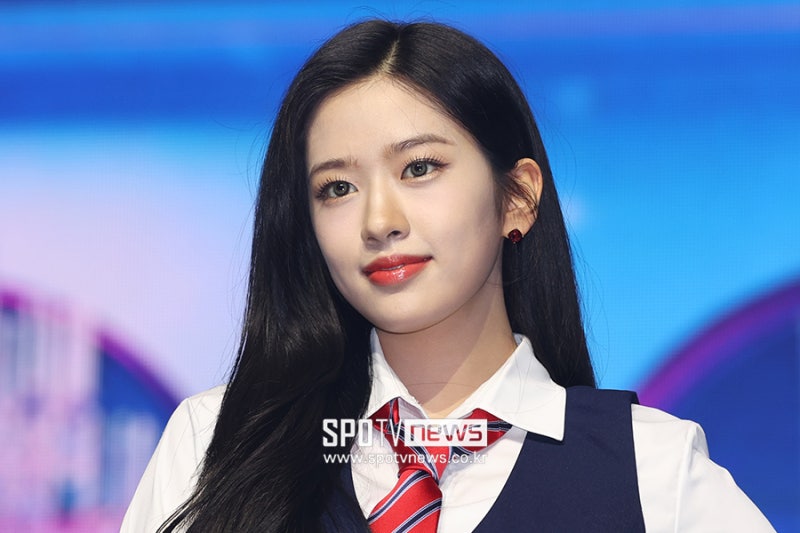 아이브 안유진, 980만원 샤넬 시계에 6만원 자라 스커트 매치했더니 결국 난리 났다