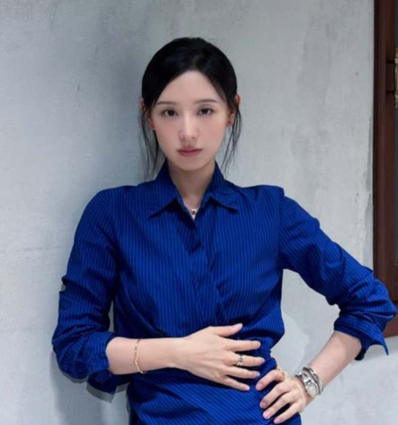 김지원, 뼈말라 후 달라진 분위기 몸매보다 눈길 간 블루 셔츠와 손끝까지 채운 주얼리